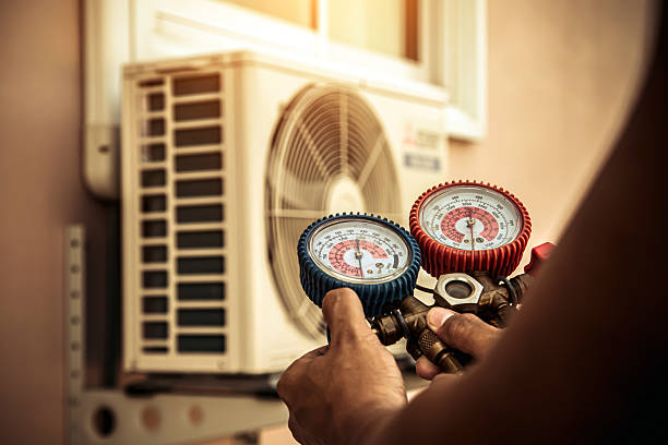 Professional Hvac technician working in Fairview Heights, IL